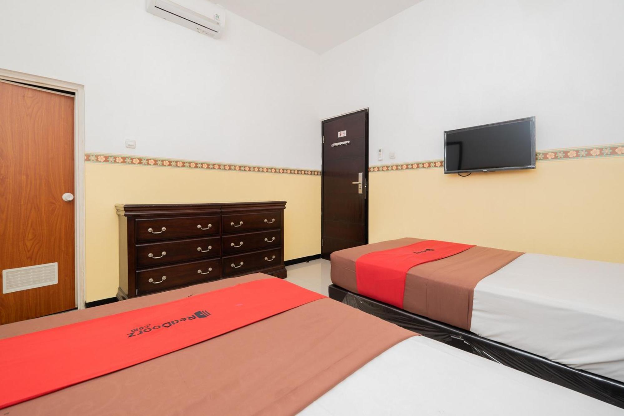 Reddoorz Near Taman Krida Budaya Маланг Екстериор снимка